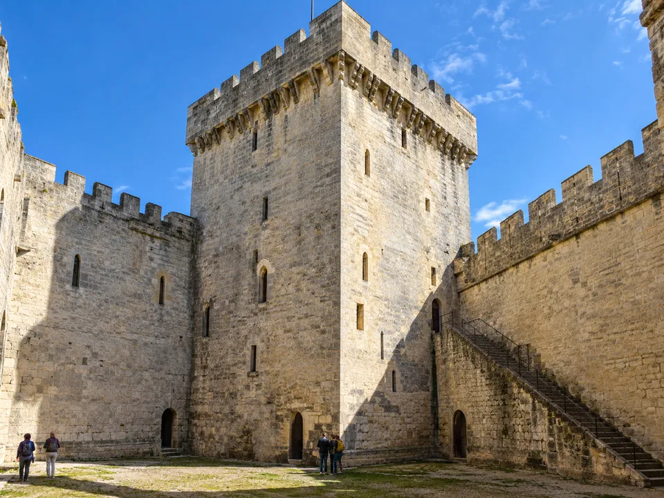 La torre quadrata del XII secolo del Château de Beynac sopra la scogliera